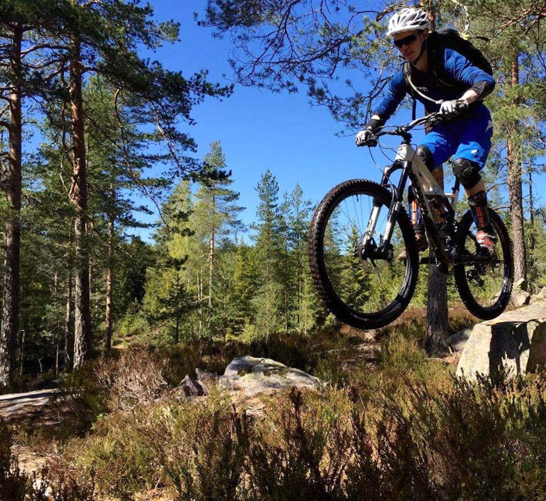 Hakadal Enduro gir enduro-ungdommer som Kasper Dahl Tangen (15) et eget ritt, i samme format og terreng som det ordinære rittet. Foto: Hakadal Enduro Kasper Dahl Tangen 15 år - Hakadal Enduro 1400x1286