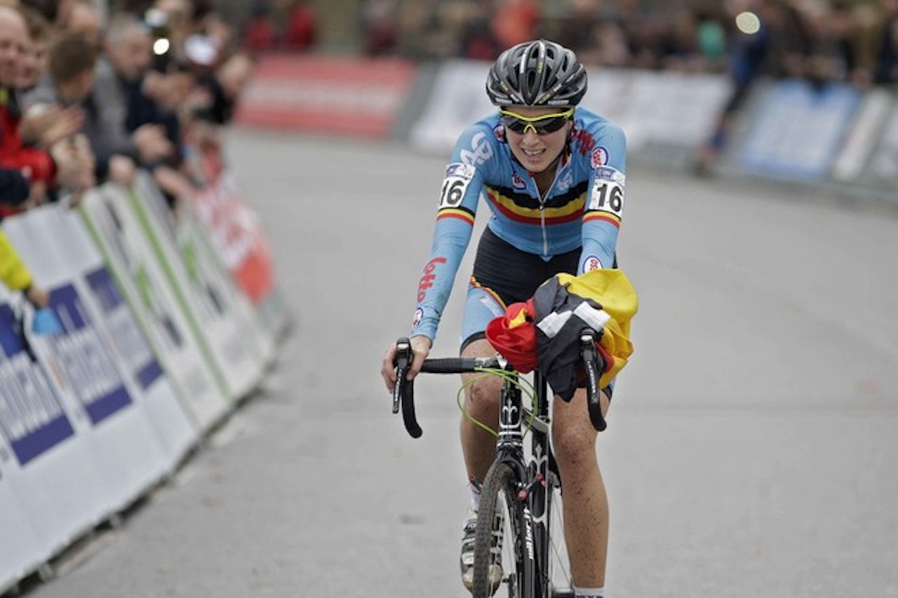 GIR SEG: Femke van den Driessche kommer ikke til å fortsette sykkelkarrieren etter at hun ble tatt med motor i rammen under sykkelkross-VM. Foto: Cor Vos. 