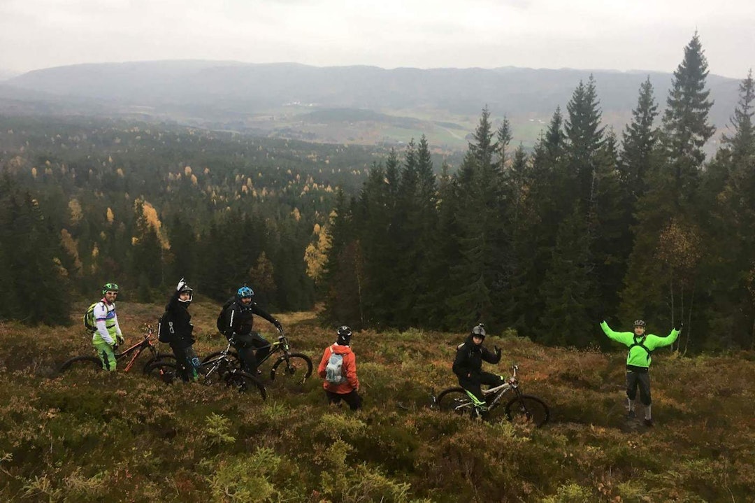 Rittleder i Hakadal Enduro, Stian Eilifsen (andre fra venstre) gleder seg til å slippe ungdommen løs i løypene. Her på løypebefaring med flere i arrangementskomiteen i fjor høst. Foto: Jostein Semb Hakadal Enduro John Arne Stern - Stian Eilifsen - Andreas Lie Johansen - jente - Herman Hanken - Alexander Hauger - Foto Jostein Semb 1400x933