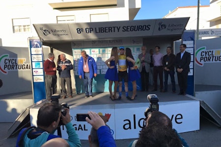 GULGUTT: August Jensen fikk med seg både etappeseier og ledertrøye etter første etappe av GP Liberty Seguros. Foto: Olav Aleksander Benjaminsen. GULGUTT: August Jensen fikk med seg både etappeseier og ledertrøye etter første etappe av GP Liberty Seguros. Foto: Olav Aleksander Benjaminsen.