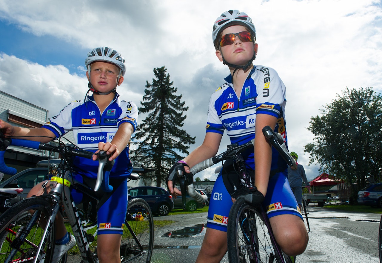 I HELSPENN: To lokale gutter fra Ringerike Sykkelklubb er klare for gateritt i klassen M/K10 på Helgelandsmoen.