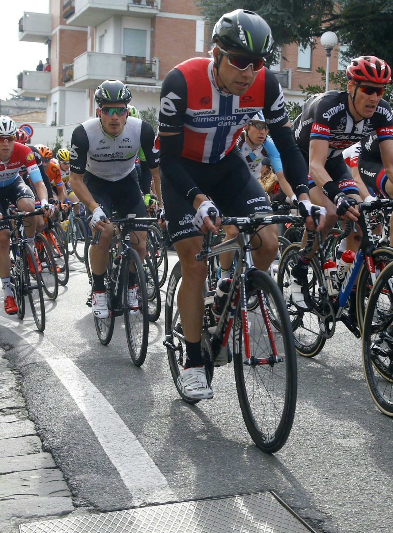 VISTE FRAM DEN NYE TRØYEN: Edvald Boasson Hagen leverte en sterk tredjeplass i en kledelig ny norsk mestertrøye. Foto: Cor Vos.  VISTE FRAM DEN NYE TRØYEN: Edvald Boasson Hagen leverte en sterk tredjeplass i en kledelig ny norsk mestertrøye. Foto: Cor Vos.