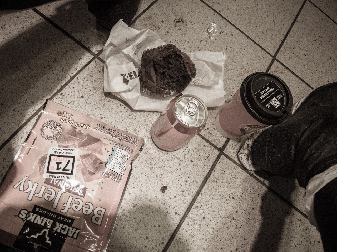 NATTMAT: Beef Jerky, Cola, muffins og kaffe. På gulvet. Klassisk.