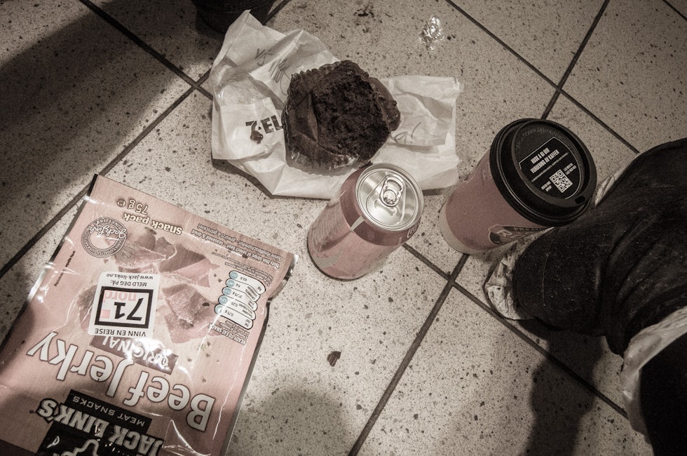 NATTMAT: Beef Jerky, Cola, muffins og kaffe. På gulvet. Klassisk.