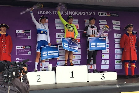 LADIES TOUR ETAPPE 2: Chloe Hosking vant foran Marianne Vos og Ellen Van Dijk. Foto: Ladies Tour of Norway