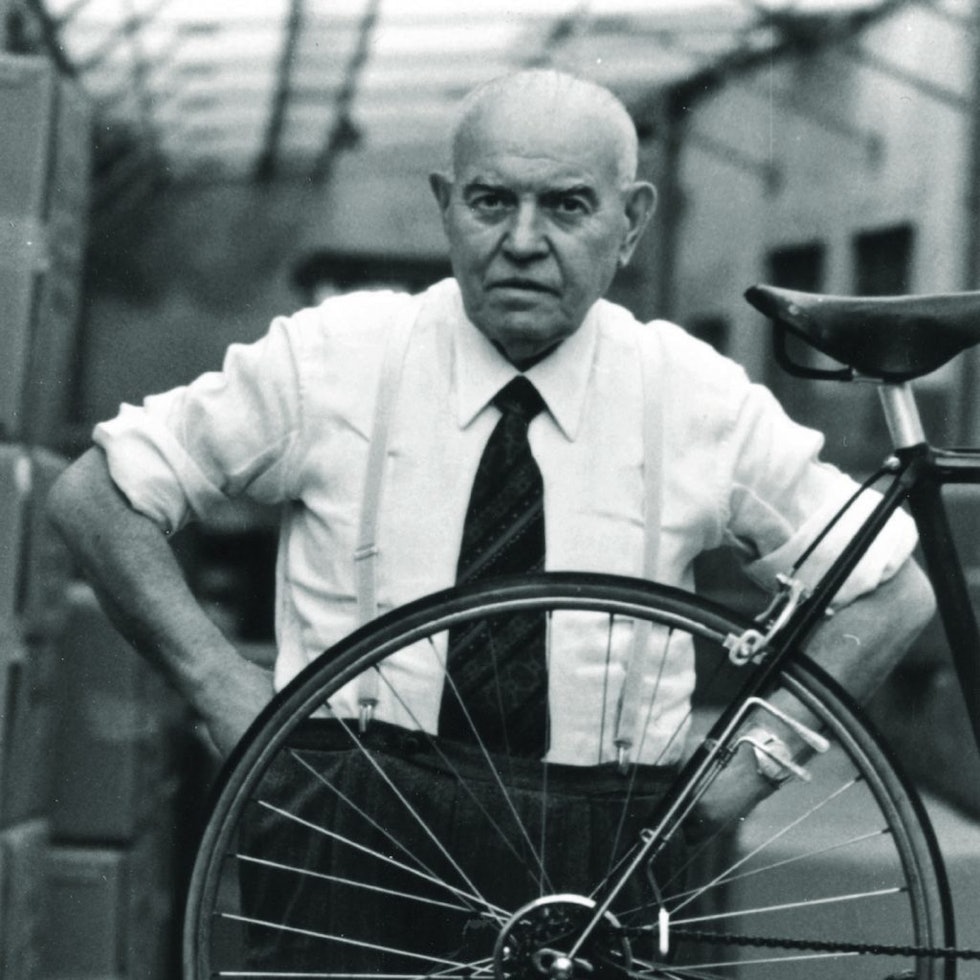 SJEFEN SJØL: Tullio Campagnolo poserer foran en sykkel med verdens først «gir». Litt fikling med spakene, og du kunne bytte mellom to utvekslinger. Foto: Campagnolo. Tullio Campagnolo