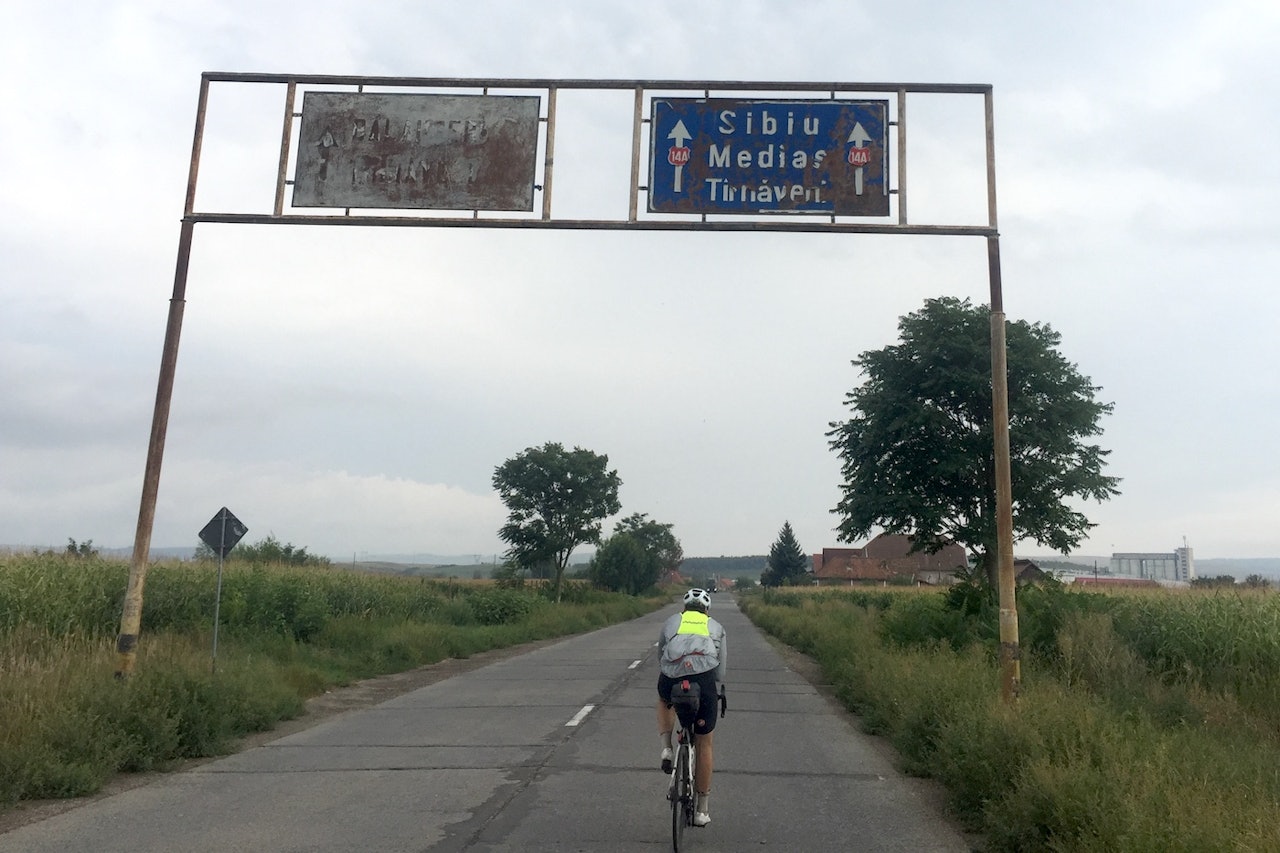 ROMANIA: Veistandarden og merkingen varierte. Eivind Tandrevold på vei til sjekkpunktet på Transafgarasan. Foto Anders Rommen Syvertsen