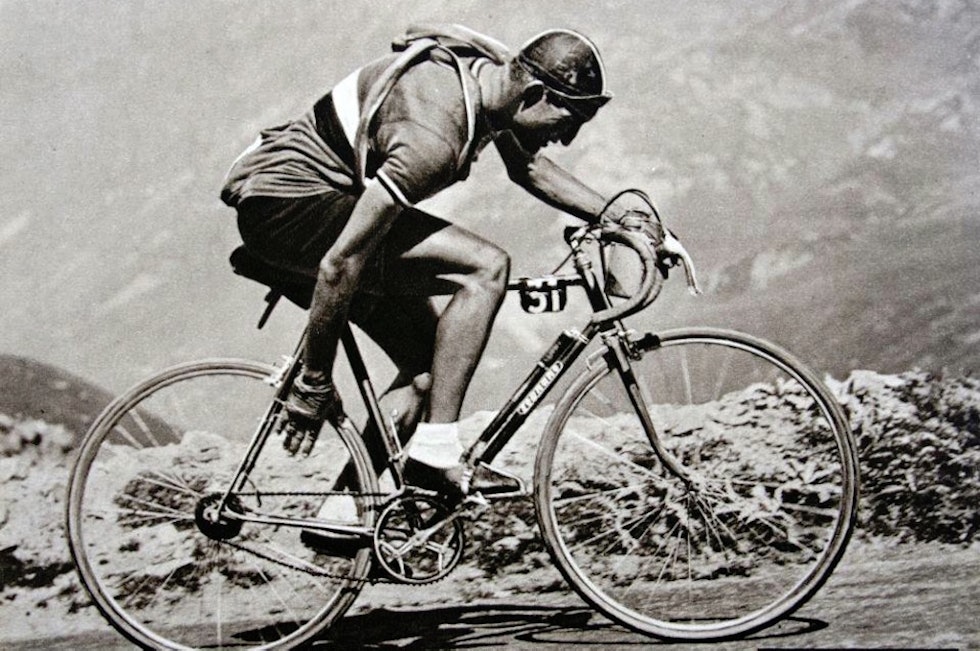 RISIKABEL GIRING: Gino Bartali girer i Tour de France en gang på 40-tallet. Det var fort gjort å få fingrene inn i bakhjulet med denne girgruppen, og mange kalte giret for selvmordsgiret. Foto: Cor Vos. gino bartali tour de france
