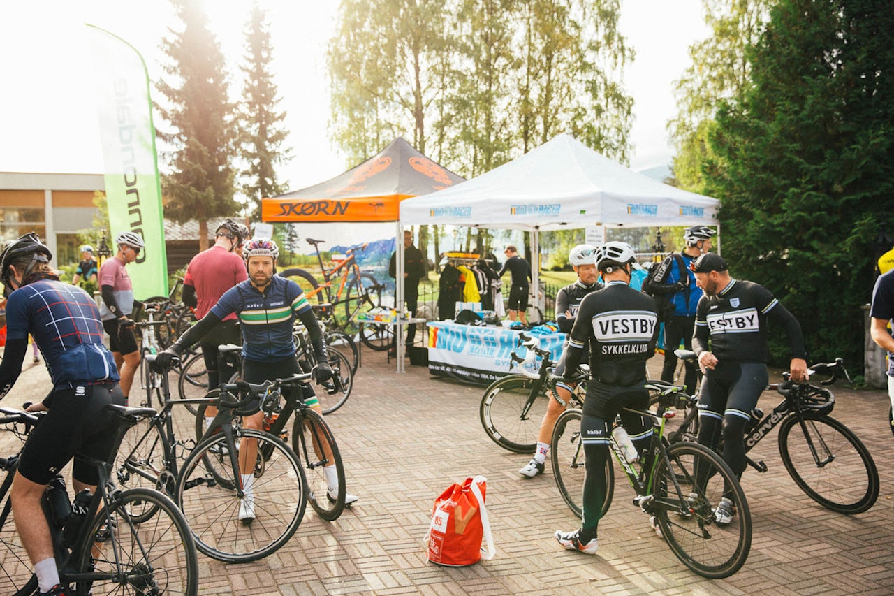 KLARE TIL AVREISE: Syklistene venter på at turene skal starte, Samling 2016. Foto: Magnus Roaldset Furset. 