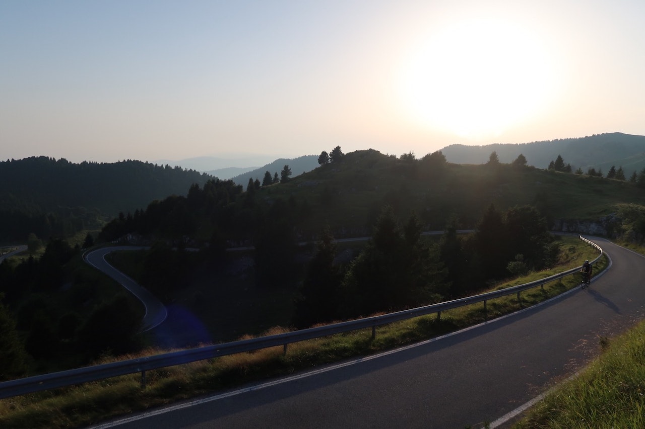 EVENTYRLIG: Klatringen opp Monte Grappa er fortsatt ett av rittets store høydepunkt, selv 1000 kilometer senere. Foto: Eivind Tandrevold EVENTYRLIG: Klatringen opp Monte Grappa er fortsatt ett av rittets store høydepunkt, selv 1000 kilometer senere. Foto: Eivind Tandrevold