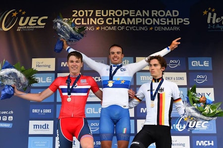 SØLV: Søren Wærenskjold kjempet seg til andreplass på fellesstarten i Danmark, bak Michele Gazzoli fra Italia og foran Niklas Märkl fra Tyskland. Foto: UEC SØLV: Søren Wærenskjold kjempet seg til andreplass på fellesstarten i Danmark, bak Michele Gazzoli fra Italia og foran Niklas Märkl fra Tyskland. Foto: UEC