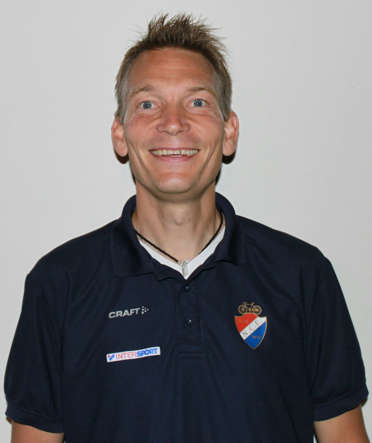 STYRER SKUTA: Stig Kristiansen er mannen som sitter i bilen når Kristoff og Edvald har på seg landslagsdrakten. Foto: NCF STYRER SKUTA: Stig Kristiansen er mannen som sitter i bilen når Kristoff og Edvald har på seg landslagsdrakten. Foto: NCF