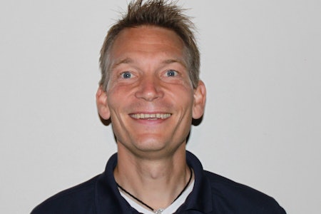 STYRER SKUTA: Stig Kristiansen er mannen som sitter i bilen når Kristoff og Edvald har på seg landslagsdrakten. Foto: NCF STYRER SKUTA: Stig Kristiansen er mannen som sitter i bilen når Kristoff og Edvald har på seg landslagsdrakten. Foto: NCF