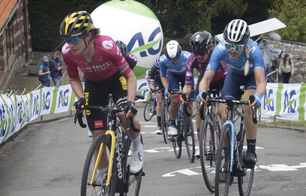 MUR DE HUY: Katrine Aalerud kjemper seg opp den brutale klatringen på hjulet til Marianne Vos. Foto: Cor Vos katrine aalerud fleche wallonne 2021
