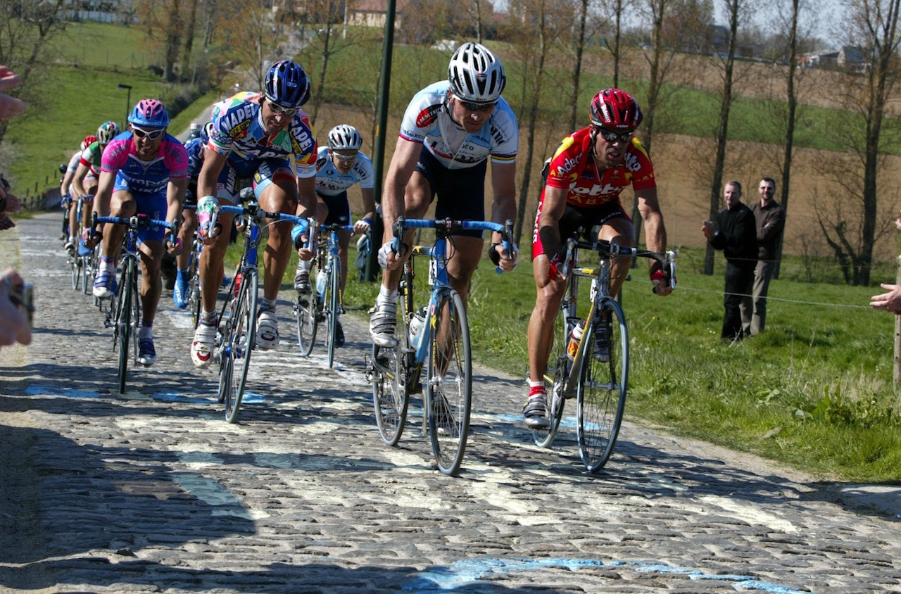 Johan Museeuw på vei over ett av de klassiske brosteinspartiene i Flandern Rundt. I år kan det være din tur til å feie over Belgias berømte sykkelterreng. Foto: Cor Vos Johan Museeuw på vei over ett av de klassiske brosteinspartiene i Flandern Rundt. I år kan det være din tur til å feie over Belgias berømte sykkelterreng. Foto: Cor Vos