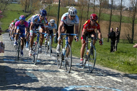 Johan Museeuw på vei over ett av de klassiske brosteinspartiene i Flandern Rundt. I år kan det være din tur til å feie over Belgias berømte sykkelterreng. Foto: Cor Vos Johan Museeuw på vei over ett av de klassiske brosteinspartiene i Flandern Rundt. I år kan det være din tur til å feie over Belgias berømte sykkelterreng. Foto: Cor Vos