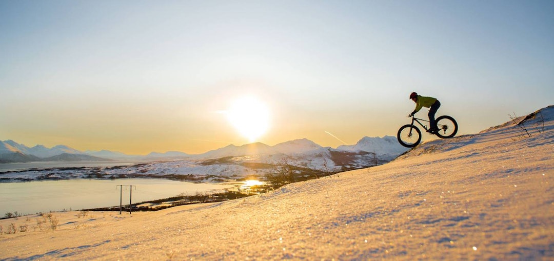 Belønningene er mange for den som klatrer opp: En får også kjøre ned. Foto: Pål Jakobsen Solfeiring Tromsø 2017 fatbike - Foto Pål Jakobsen 1400x661