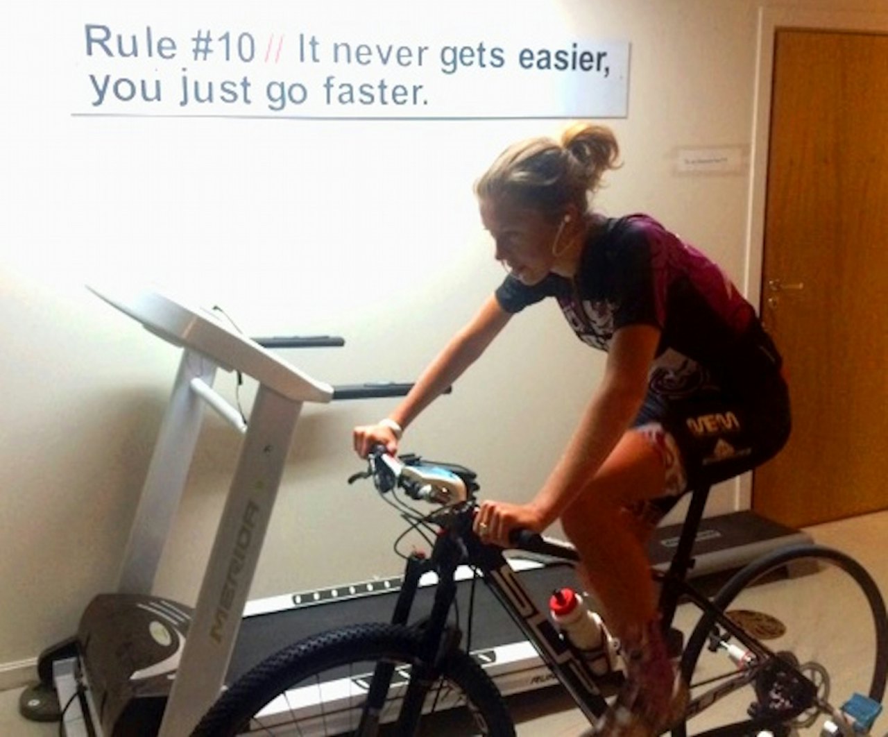 MOTIVASJON: Velominatis regler er hengt strategisk på flere plasser i treningsrommet til Janne Smauget, og "Få det gjort" er en god oppsummering på rulletreninga. Foto: Privat MOTIVASJON: Velominatis regler er hengt strategisk på flere plasser i treningsrommet til Janne Smauget, og "Få det gjort" er en god oppsummering på rulletreninga. Foto: Privat