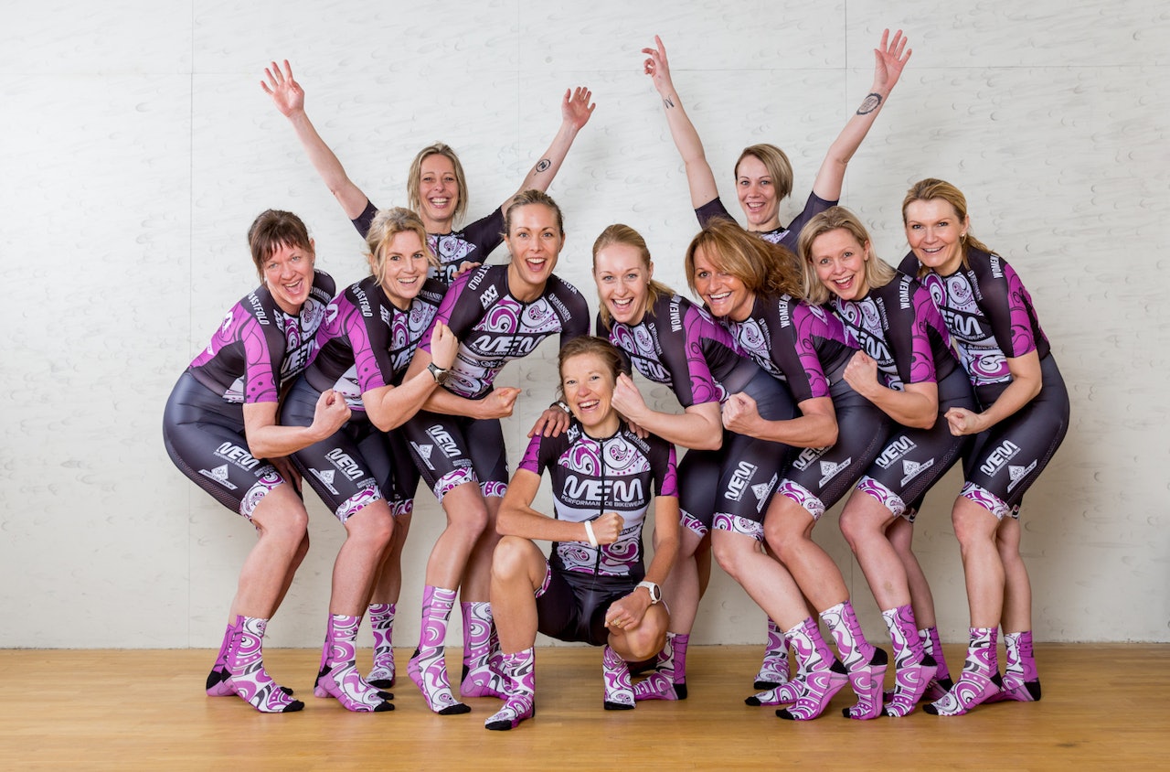 WOMEN ROAD EXPRESS: (Bakerst fra venstre med henda i været): Anne Signe Been og Vibeke Bakke. Andre rekke fra venstre: Solveig Sol Strømberg, Wenche K. Vigorelli, Marianne Sørum, Christin Baastad Jordal, Beate Øren, Susanne Wilkens, Heidi Svensen. Sittende i midten: Janne Smauget. Foto: Marius Wallin WOMEN ROAD EXPRESS: (Bakerst fra venstre med henda i været): Anne Signe Been og Vibeke Bakke. Andre rekke fra venstre: Solveig Sol Strømberg, Wenche K. Vigorelli, Marianne Sørum, Christin Baastad Jordal, Beate Øren, Susanne Wilkens, Heidi Svensen. Sittende i midten: Janne Smauget. Foto: Marius Wallin