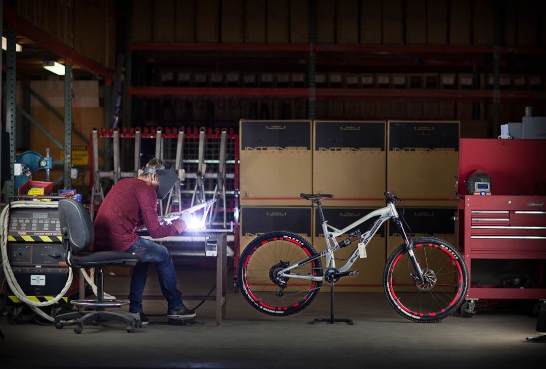 HANDS ON: Jeff Steber tar fortsatt et tak med sveiseapparatet under produksjon av prototyper i aluminium. HANDS ON: Jeff Steber tar fortsatt et tak med sveiseapparatet under produksjon av prototyper i aluminium.