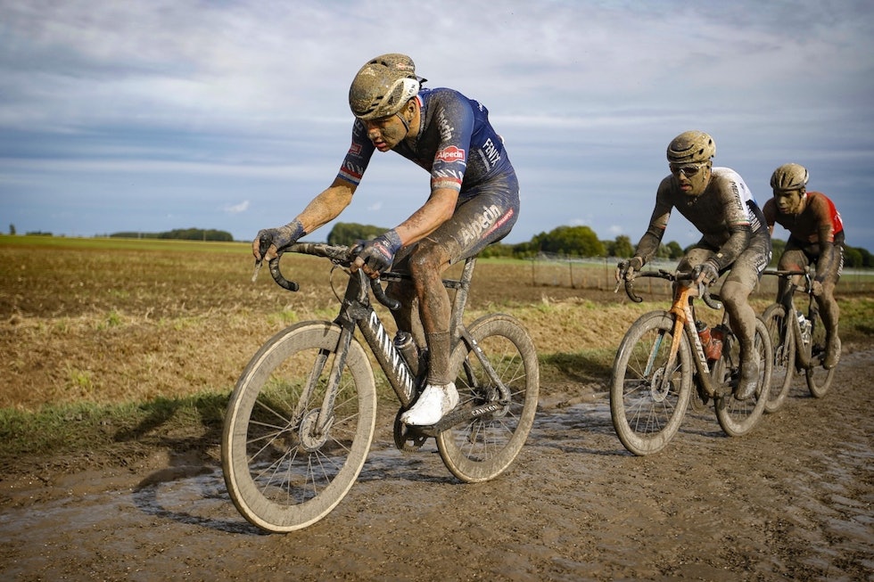 PÅ HJUL: Sonny Colbrelli brukte Mathieu Van Der Poels kjørestyrke og -vilje til sin egen vinning. Foto: Cor Vos. Paris ROubaix 2021