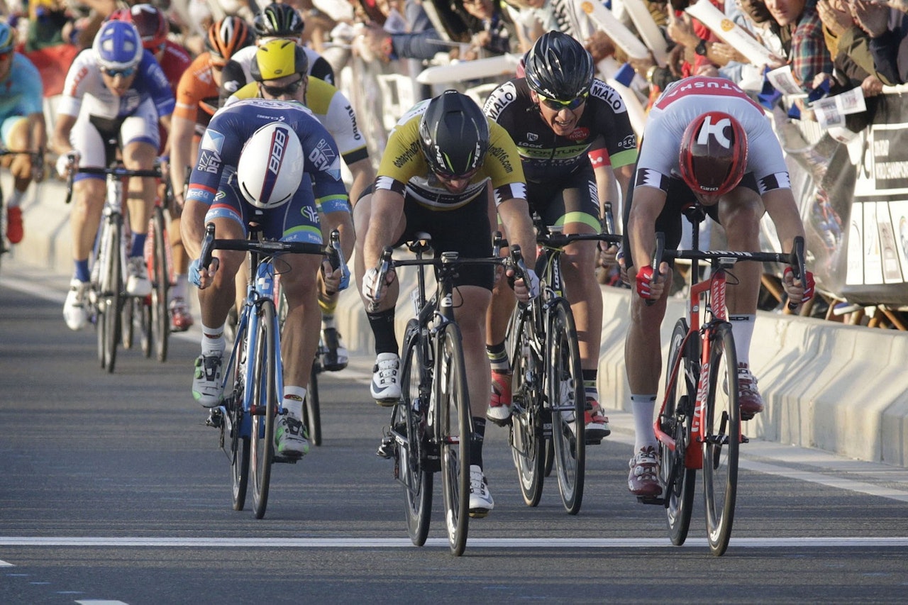 TETT DUELL: Alexander Kristoff hadde nok en gang centimeterne på sin side i kamp med Mark Cavendish. Foto: Cor Vos.  TETT DUELL: Alexander Kristoff hadde nok en gang centimeterne på sin side i kamp med Mark Cavendish. Foto: Cor Vos.