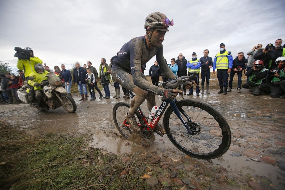 PUNKTERTE FRA SEIER: Med 30 km igjen så det ut til at Gianni Moscon skulle vinne. Så punkterte han, veltet og bøyde girøret. Foto: Cor Vos. Moscon Roubaix