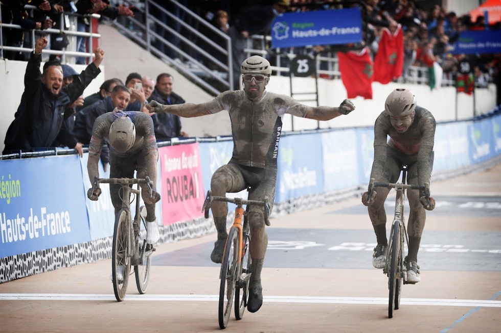 CHICKEN DINNER: Sonny Colbrelli tok karrierens største seier da han 2021-utgaven av Paris - Roubaix. Foto: Cor Vos. Roubaix 2021 målgang