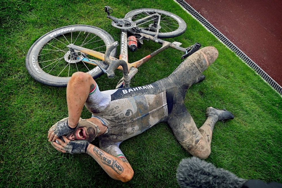 LATINSK TEMPERAMENT: Sonny Colbrelli takket sykkelen før han brast i krampegråt på gresset i velodromen i Roubaix. Å ha vunnet en gjørmete Roubaix vil endre livet hans. Foto: Cor Vos. Sonny Colbrelli