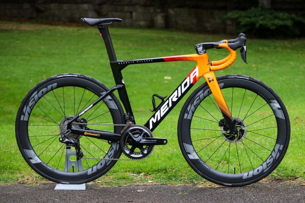 STANDARD: Slik ser en Bahrain-Merida Reacto ut uten gjørme og med aero-cockpit. Foto: Merida. Merida Reacto