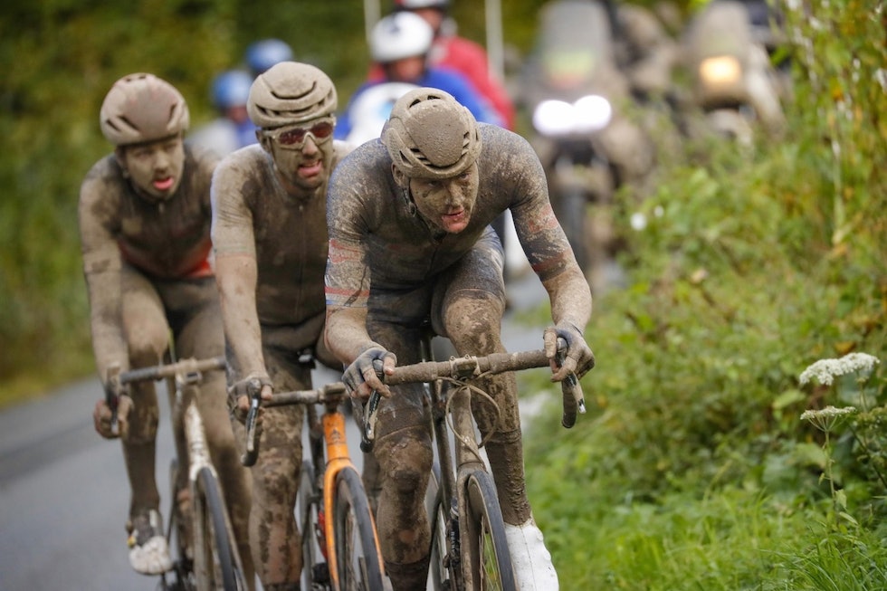 LOKFØRER: Mathieu Van Der Poel tauet Sonny Colbrelli, Florian Vermeersch og seg selv til pallen i Roubaix. Foto: Cor Vos. Paris ROubaix 2021