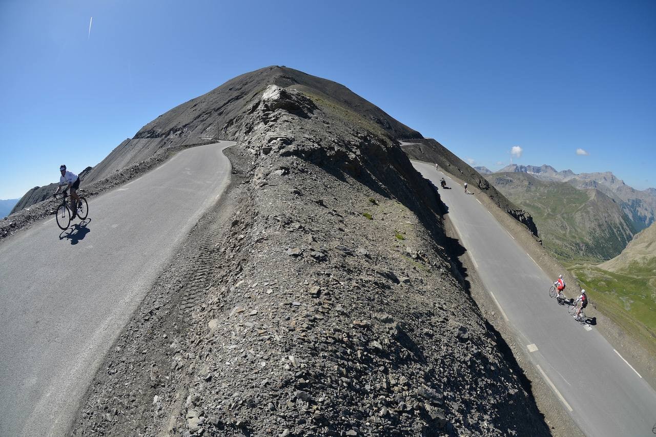 MEKTIG: Ryttere passerer toppen toppen ved Cime de la Bonette. Foto: Arrangøren. MEKTIG: Ryttere passerer toppen toppen ved Cime de la Bonette. Foto: Arrangøren.