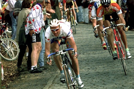 JOHAN MUSEEUW er en av bare en håndfull ryttere som har vunnet Flandern Rundt tre ganger. Men hvor lang er turen han syklet i år? Gjett svaret og konkurrer om en tur til årets utgave av det ikoniske brosteinsrittet. Foto: Cor Vos JOHAN MUSEEUW er en av bare en håndfull ryttere som har vunnet Flandern Rundt tre ganger. Men hvor lang er turen han syklet i år? Gjett svaret og konkurrer om en tur til årets utgave av det ikoniske brosteinsrittet. Foto: Cor Vos