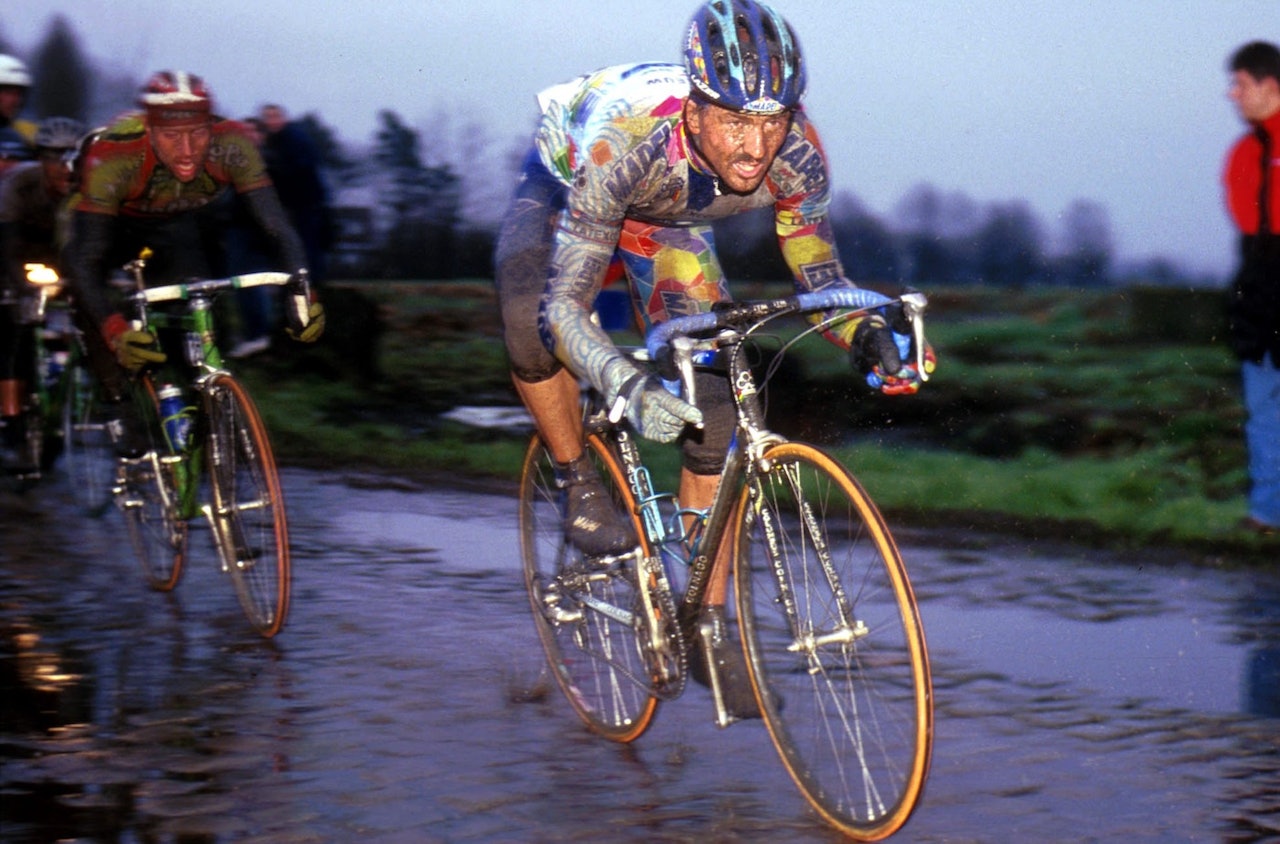 Brosteinsklassikerne kan være sleipe saker. Bare en håndfull ryttere har vunnet Flandern Rundt tre ganger. Johan Museeuw er en av dem. Foto: Cor Vos Brosteinsklassikerne kan være sleipe saker. Bare en håndfull ryttere har vunnet Flandern Rundt tre ganger. Johan Museeuw er en av dem. Foto: Cor Vos