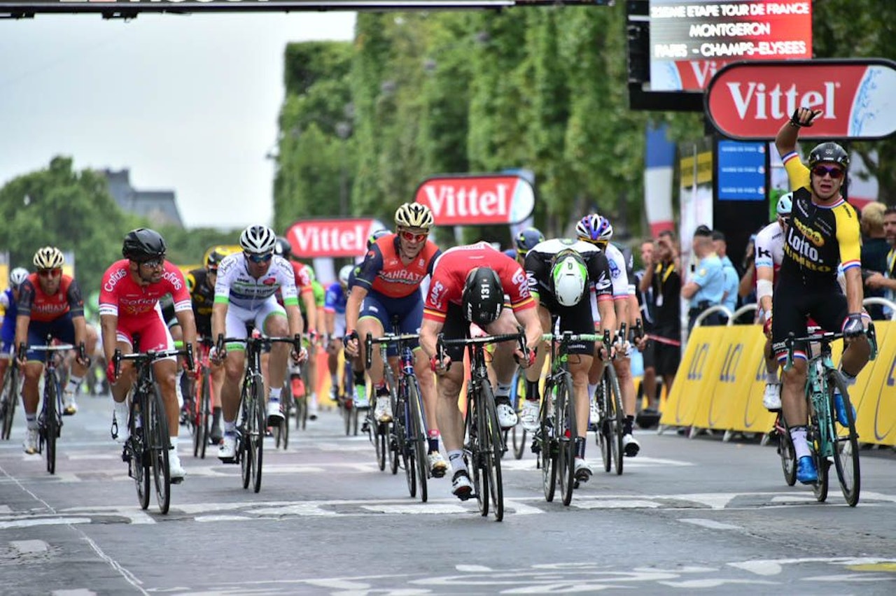 NEDERLANDSK DYNAMITT: Dylan Groenewegen åpnet spurten og lot ingen passere han. Slikt blir det etappeseier av. Foto: letour.fr NEDERLANDSK DYNAMITT: Dylan Groenewegen åpnet spurten og lot ingen passere han. Slikt blir det etappeseier av. Foto: letour.fr