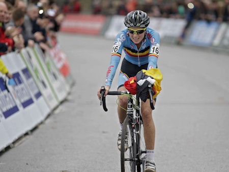 TVILSOM ÆRE: Femke van den Driessche er den første syklisten som blir tatt med motor i rammen. Foto: Cor Vos. 