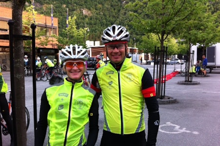 Christina Eide var første dame i mål på Jotunheimen Rundt i går. Mye tyder på at hun hadde vel mye støtteapparat rundt seg. Foto: Privat Christina Eide var første dame i mål på Jotunheimen Rundt i går. Mye tyder på at hun hadde vel mye støtteapparat rundt seg. Foto: Privat