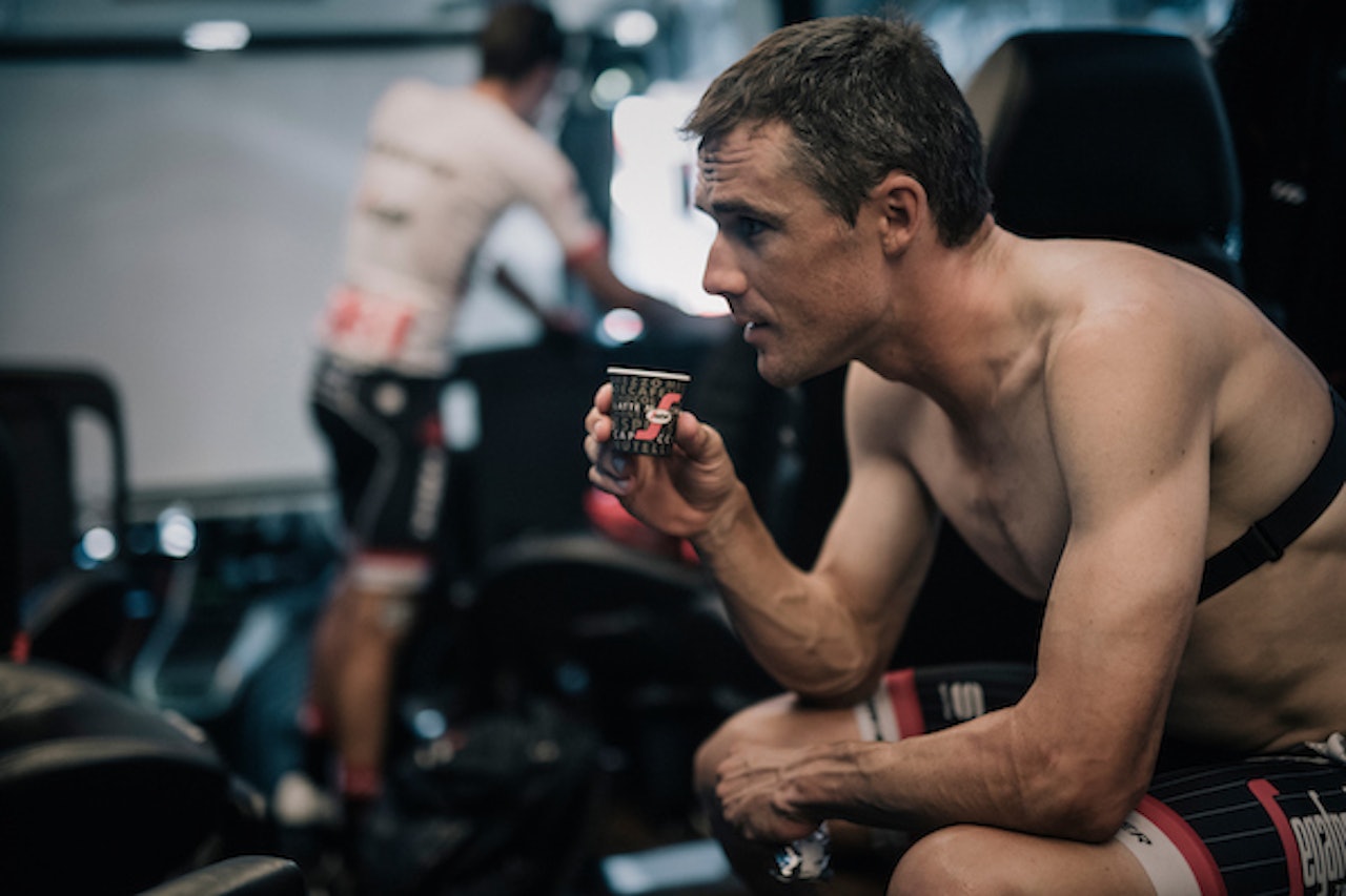 VELFORTJENT HVIL: Markel Irizar tar seg en pust i bakken og en espresso mellom slagene. Foto: Kristof Ramon VELFORTJENT HVIL: Markel Irizar tar seg en pust i bakken og en espresso mellom slagene. Foto: Kristof Ramon