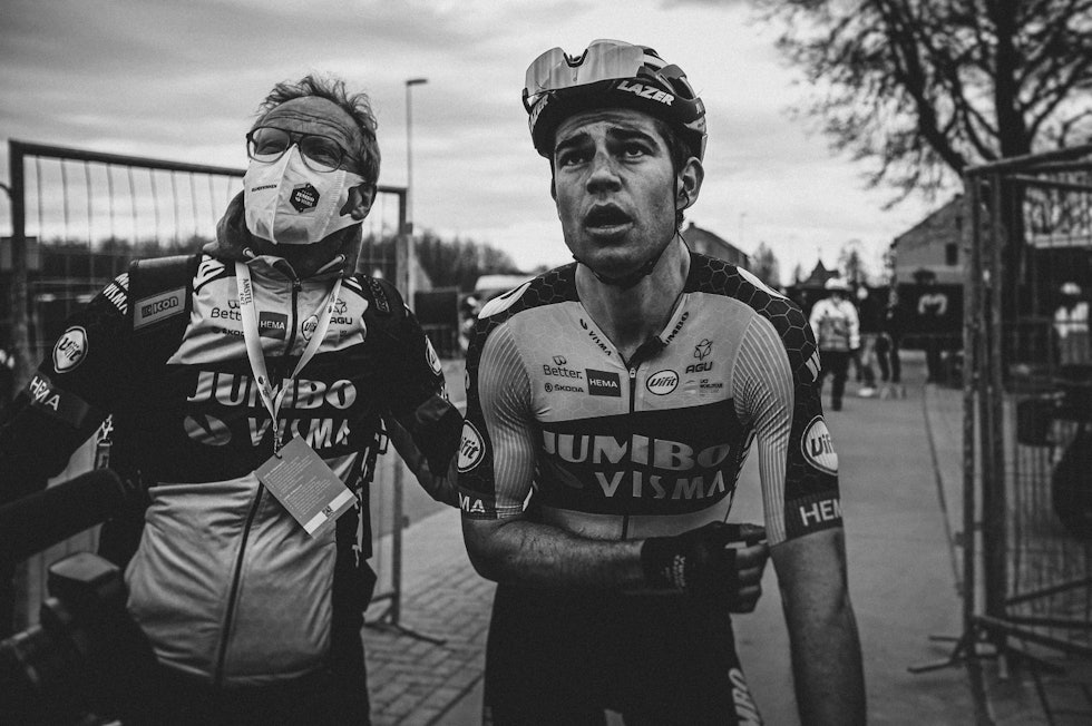 USIKKER: Wout van Aert var like usikker som resten av målområdet på hvem som faktisk vant. Foto: Cor Vos. amstel-gold-race-2021-3