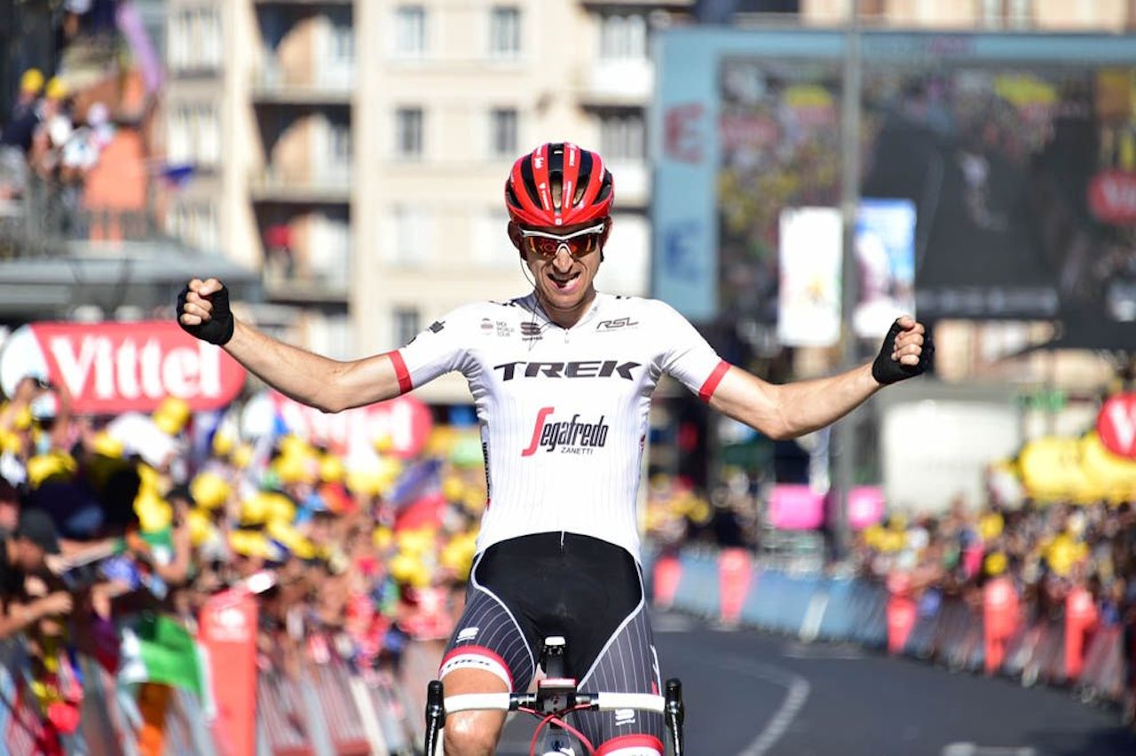 ENSOM MAJESTET: Bauke Mollema fikk god tid til å feire sin første etappeseier i Tour de France. Foto: letour.fr