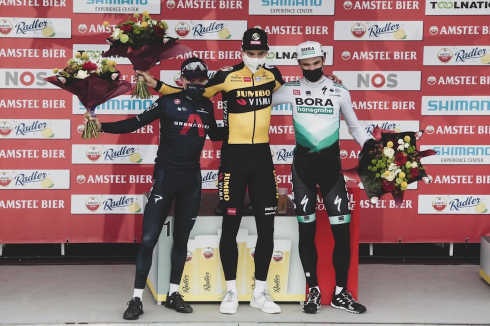 PODIET: Tom Pidcock fra Ineos tapte spurten med minst mulig margin, Wout van Aert vant mens Max Schackmann fra Bora Hansgrohe ble nummer tre. Foto: Cor Vos. amstel-gold-race-2021-4