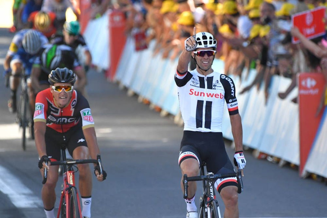 LEKENDE LETT: Michael Matthews kunne feire på de siste metrene etter å ha distansert van Avermaet i spurten. Foto: letour.fr LEKENDE LETT: Michael Matthews kunne feire på de siste metrene etter å ha distansert van Avermaet i spurten. Foto: letour.fr