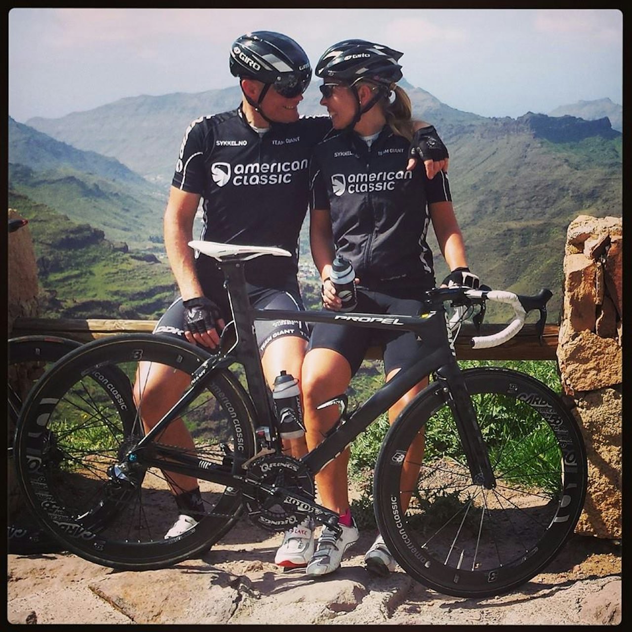 AVHENGIG AV FART: Monica Storhaug MÅ sette rekord på Jotunheimen Rundt, ellers rekker hun ikke sitt eget bryllup. Foto: Privat. AVHENGIG AV FART: Monica Storhaug MÅ sette rekord på Jotunheimen Rundt, ellers rekker hun ikke sitt eget bryllup. Foto: Privat.