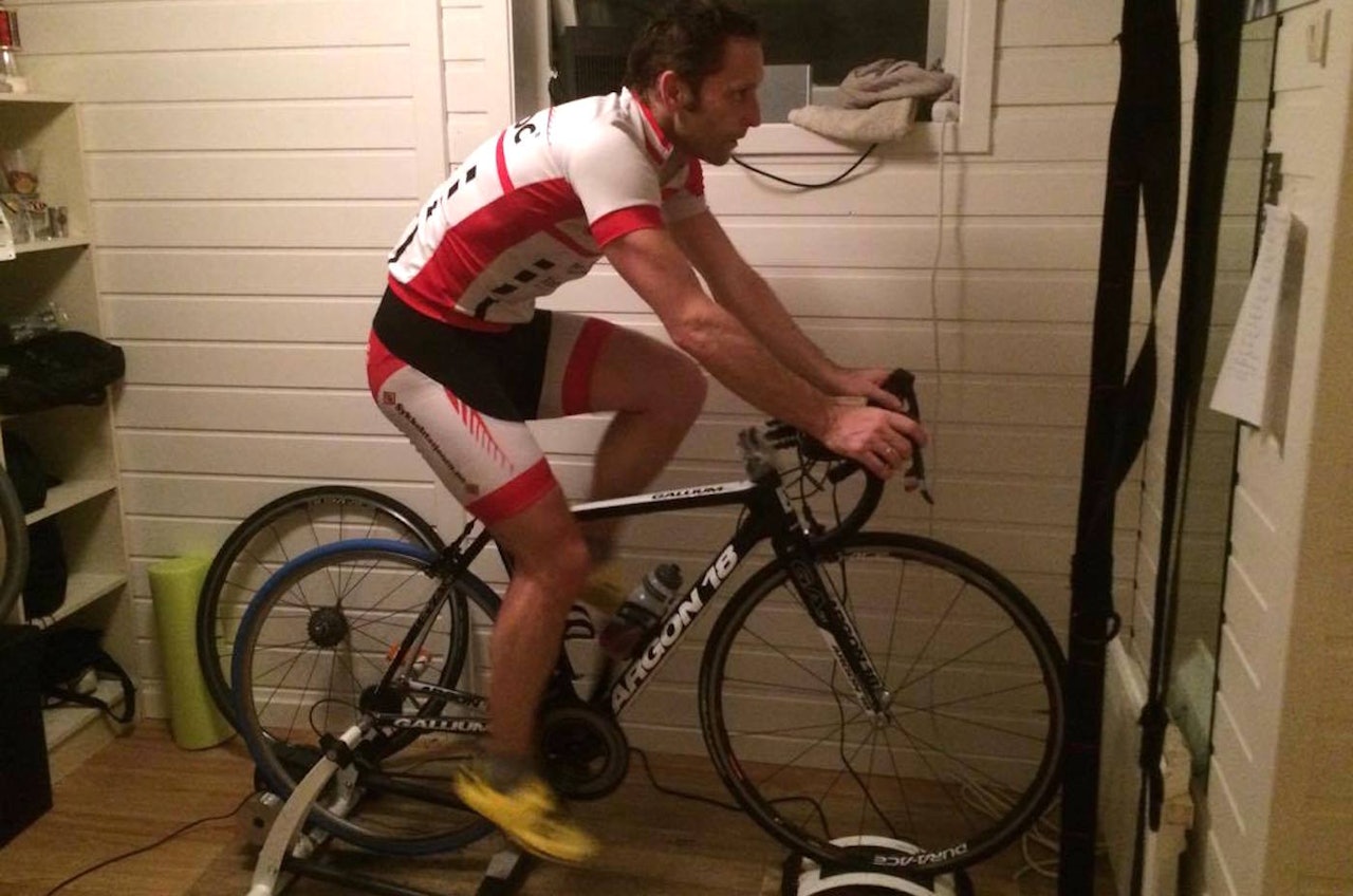 Even Klund legger ned mye tid og svette på rulla i kjelleren. Trene må han gjøre på fritida, gjerne etter leggetid. Foto: Privat Even Klund legger ned mye tid og svette på rulla i kjelleren. Trene må han gjøre på fritida, gjerne etter leggetid. Foto: Privat