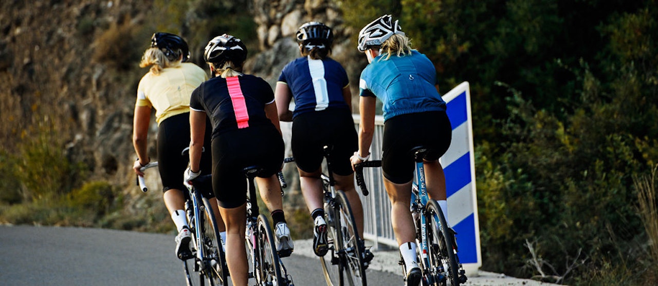 UMISKJENNELIG: Rapha er Rapha. Her damenes Classic- og Souplesse-trøyer (foto: Rapha) UMISKJENNELIG: Rapha er Rapha. Her damenes Classic- og Souplesse-trøyer (foto: Rapha)