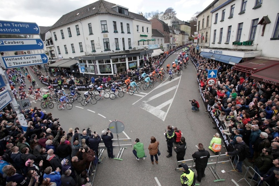 VELKJENT: Cauberg var i mange år klimakset i Amstel Gold Race. Her er inngangen til bakken, hvor det gjaldt å sitte godt posisjonert og så var det flat pedal til toppen. Foto: Cor Vos amstel gold race cauberg
