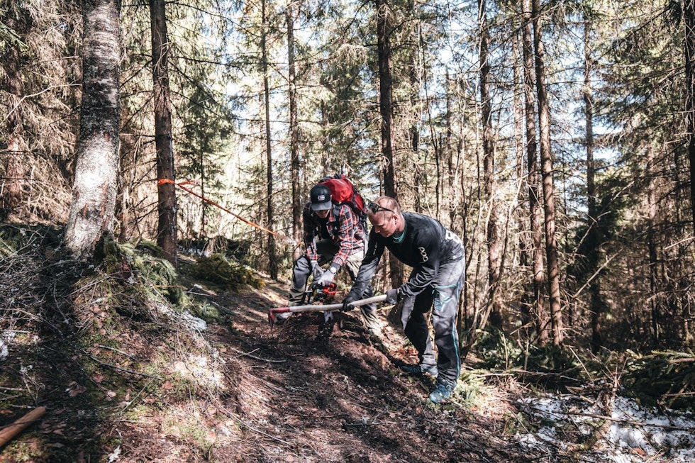 Det er bare første etappe som ikke foregår i skogen. Her fra stibygging for årets nye to splitter nye etapper. Foto: John-André Moldestad Trail building John-Andre Moldestad 1400x933