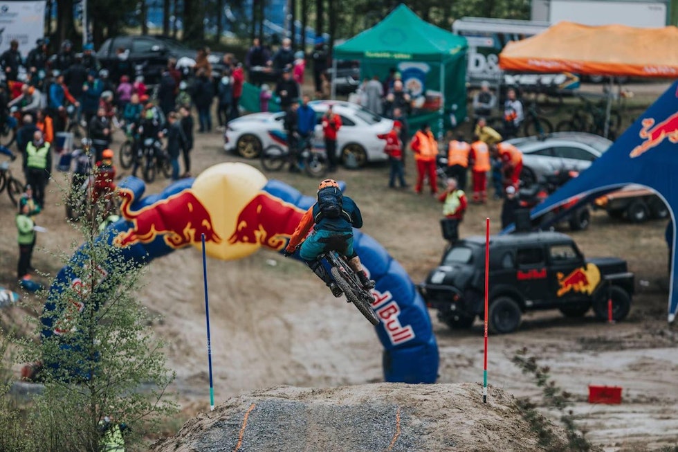 Avslutningen på siste etappe ender også i år med stemning og show på festplassen i Skien Fritidspark. Foto: John-André Moldestad Stemning målgang Telemark Enduro 2017 - John-Andre Moldestad 1400x933
