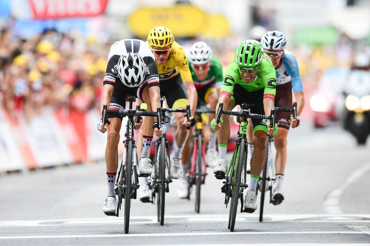 PÅ HÅRET: Warren Barguil jublet, men teknologien dømte Rigoberto Uran først. Foto: letour.fr PÅ HÅRET: Warren Barguil jublet, men teknologien dømte Rigoberto Uran først. Foto: letour.fr