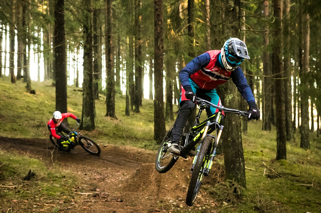 Simen Smestad debuterer i seniorklassen denne sesongen, mens Ole-Herman Bergby har en sesong igjen som junior. Foto: Mayhem Media Simen Smestad og Ole-Herman Bergby - Foto Mayhem Media 1400x933